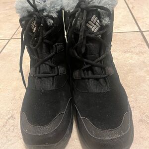 Columbia Black Snow Boots with Gray Fur